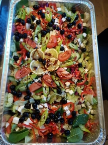 Blandet salat med feta og oliven.
